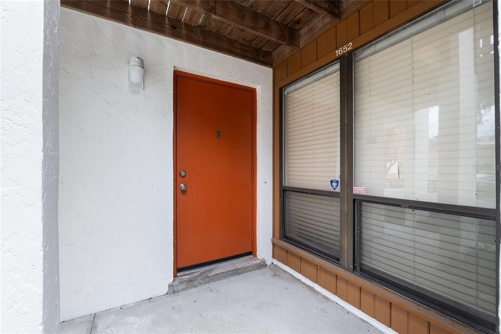 合同活跃: $210,000 (2 贝兹, 1 浴室, 1120 平方英尺)