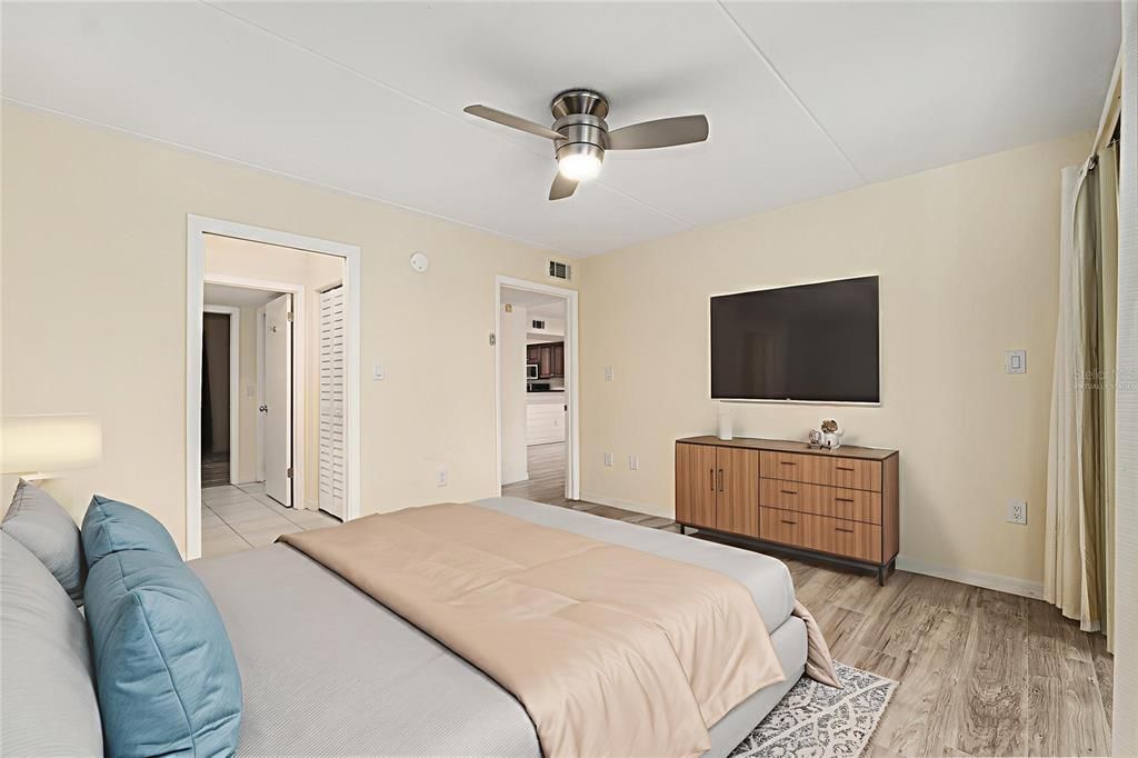 合同活跃: $210,000 (2 贝兹, 1 浴室, 1120 平方英尺)