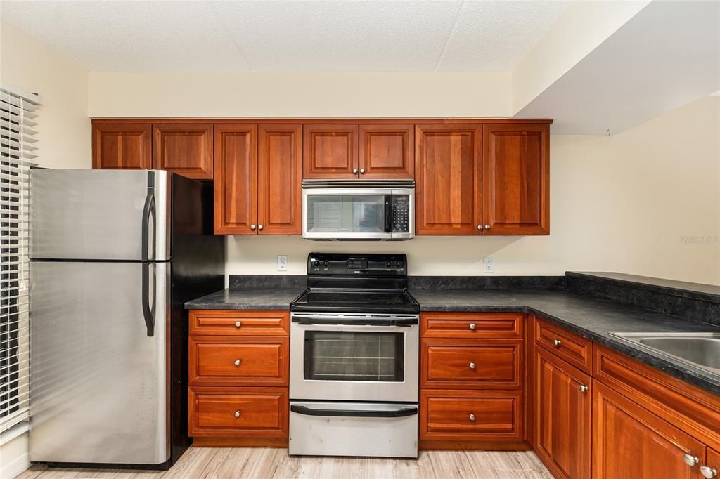 合同活跃: $210,000 (2 贝兹, 1 浴室, 1120 平方英尺)