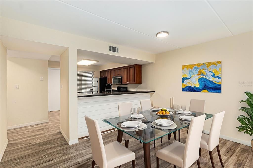 合同活跃: $210,000 (2 贝兹, 1 浴室, 1120 平方英尺)