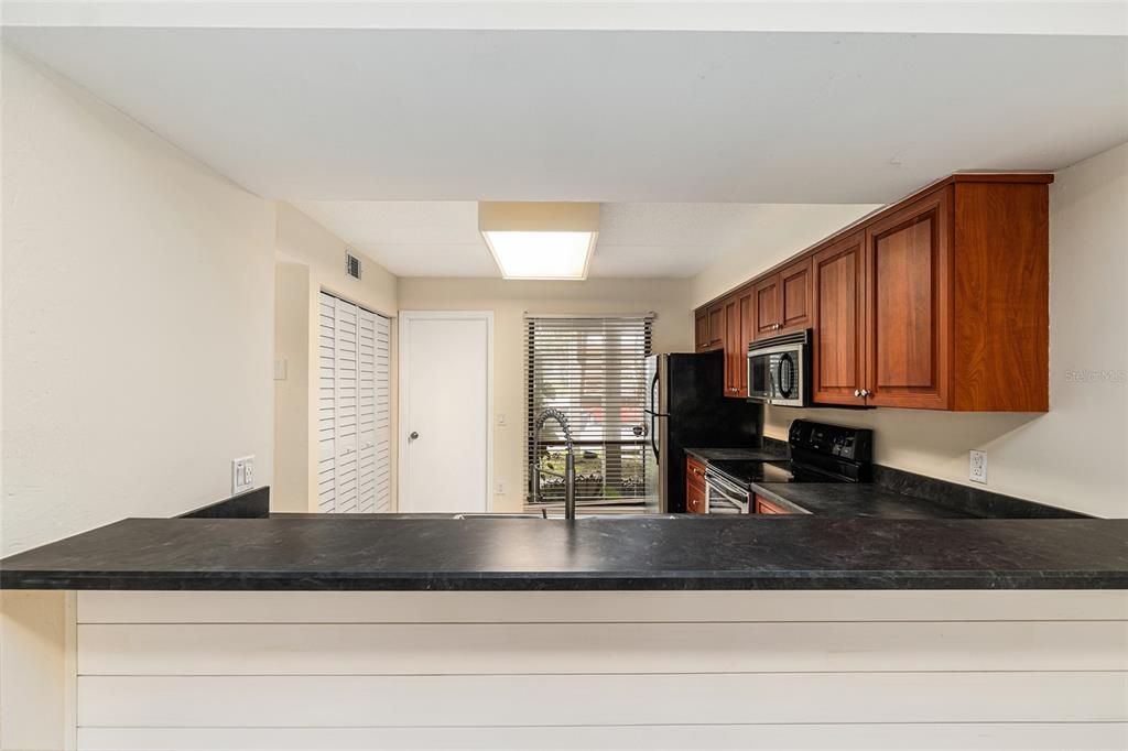 合同活跃: $210,000 (2 贝兹, 1 浴室, 1120 平方英尺)