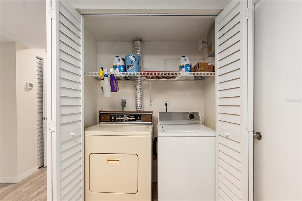 合同活跃: $210,000 (2 贝兹, 1 浴室, 1120 平方英尺)