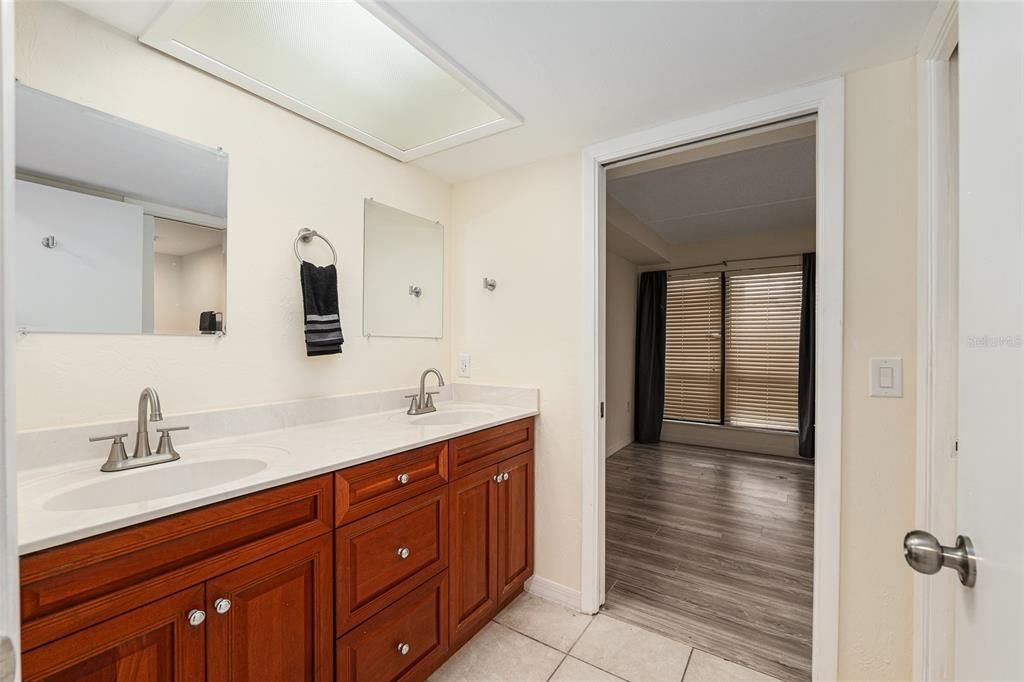 合同活跃: $210,000 (2 贝兹, 1 浴室, 1120 平方英尺)