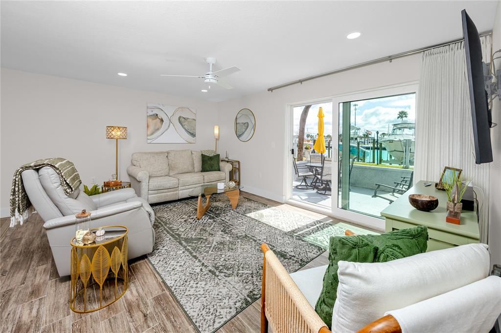 En Venta: $479,900 (2 camas, 2 baños, 915 Pies cuadrados)