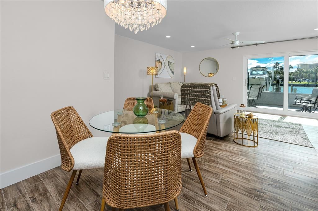 En Venta: $479,900 (2 camas, 2 baños, 915 Pies cuadrados)