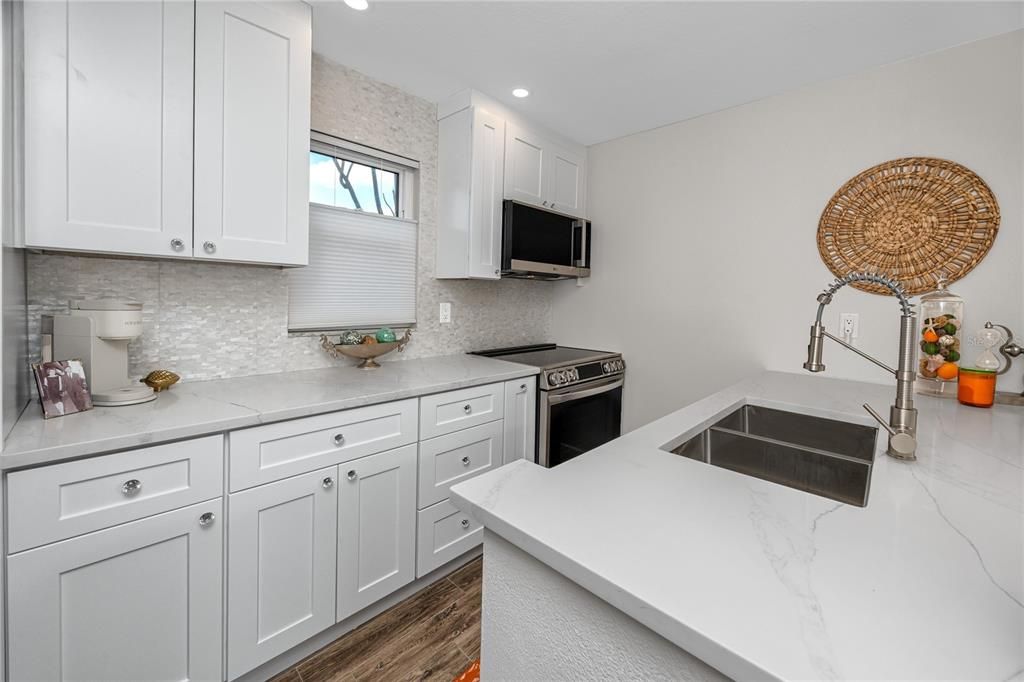 En Venta: $479,900 (2 camas, 2 baños, 915 Pies cuadrados)