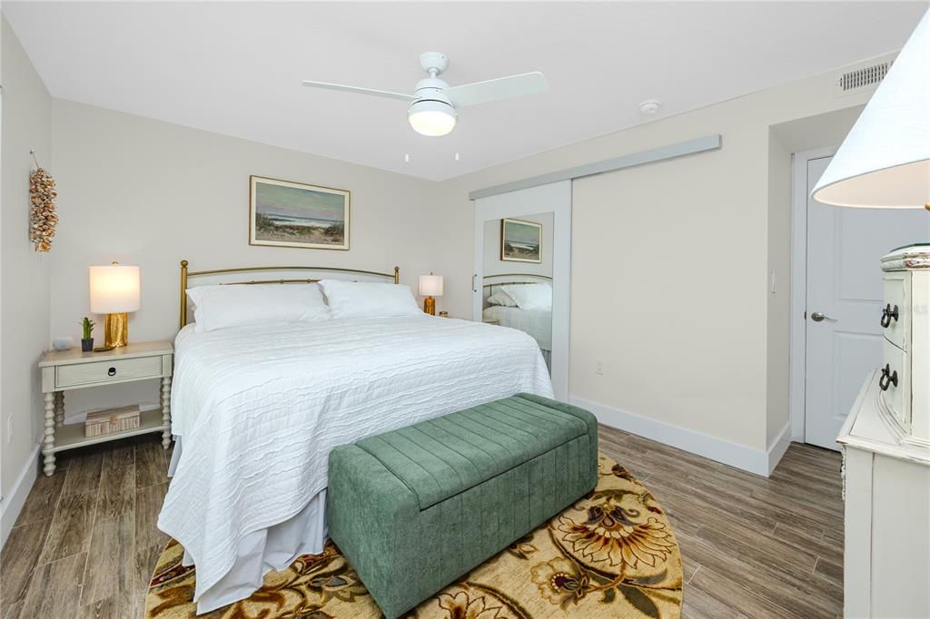 En Venta: $479,900 (2 camas, 2 baños, 915 Pies cuadrados)