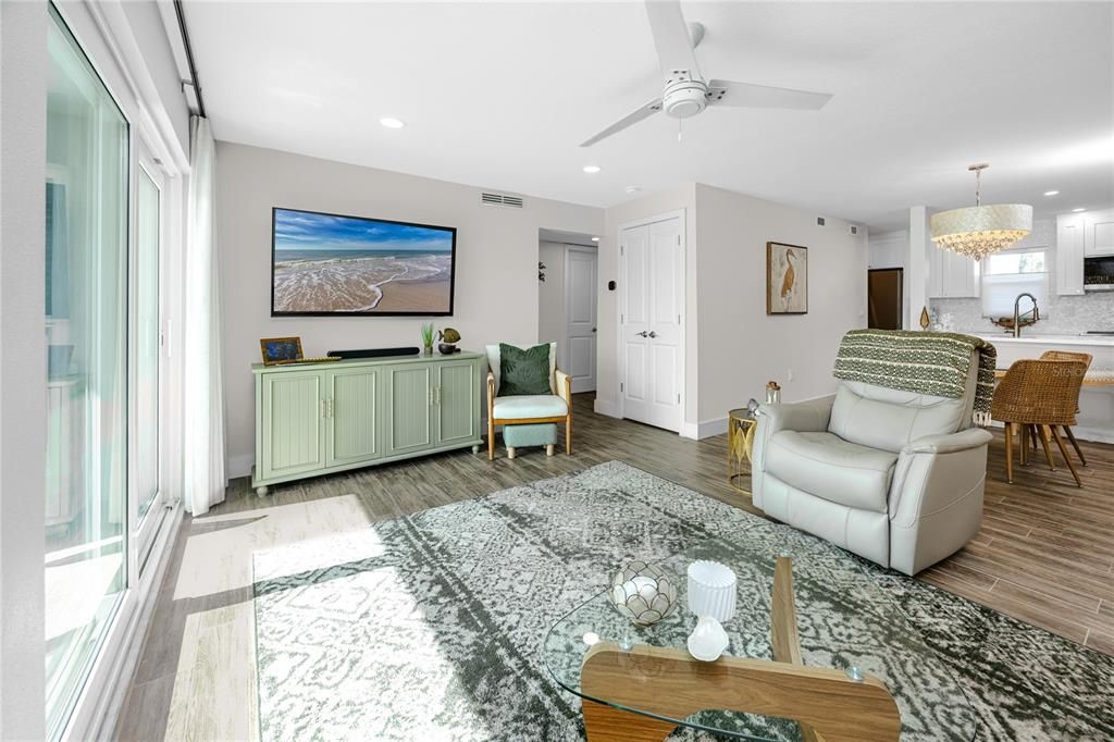 En Venta: $479,900 (2 camas, 2 baños, 915 Pies cuadrados)