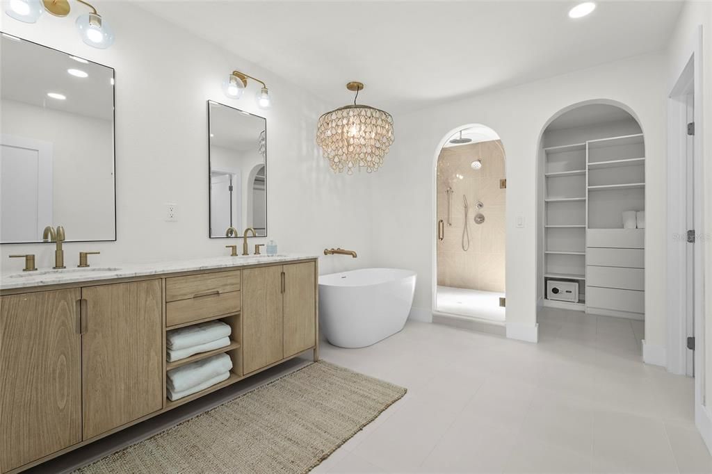 Activo con contrato: $2,995,000 (4 camas, 4 baños, 2606 Pies cuadrados)