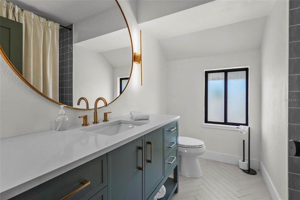 Activo con contrato: $2,995,000 (4 camas, 4 baños, 2606 Pies cuadrados)