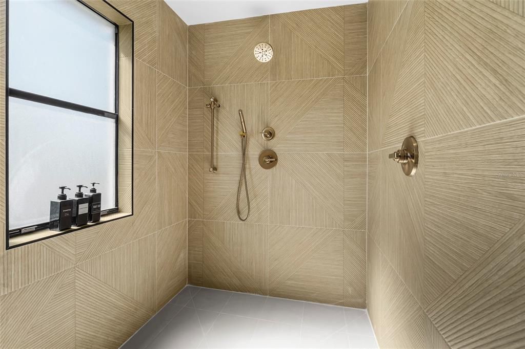 Activo con contrato: $2,995,000 (4 camas, 4 baños, 2606 Pies cuadrados)