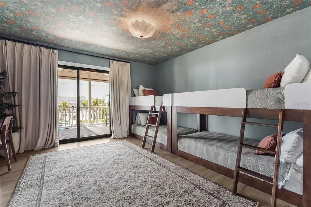 Activo con contrato: $2,995,000 (4 camas, 4 baños, 2606 Pies cuadrados)