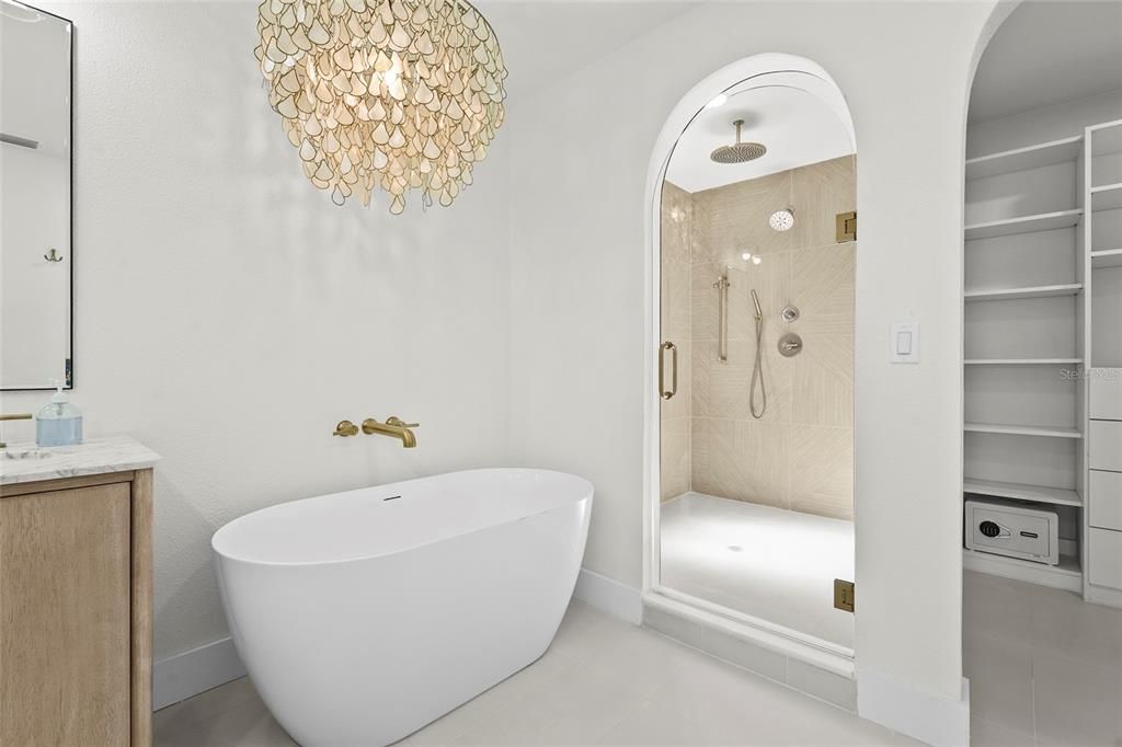 Activo con contrato: $2,995,000 (4 camas, 4 baños, 2606 Pies cuadrados)