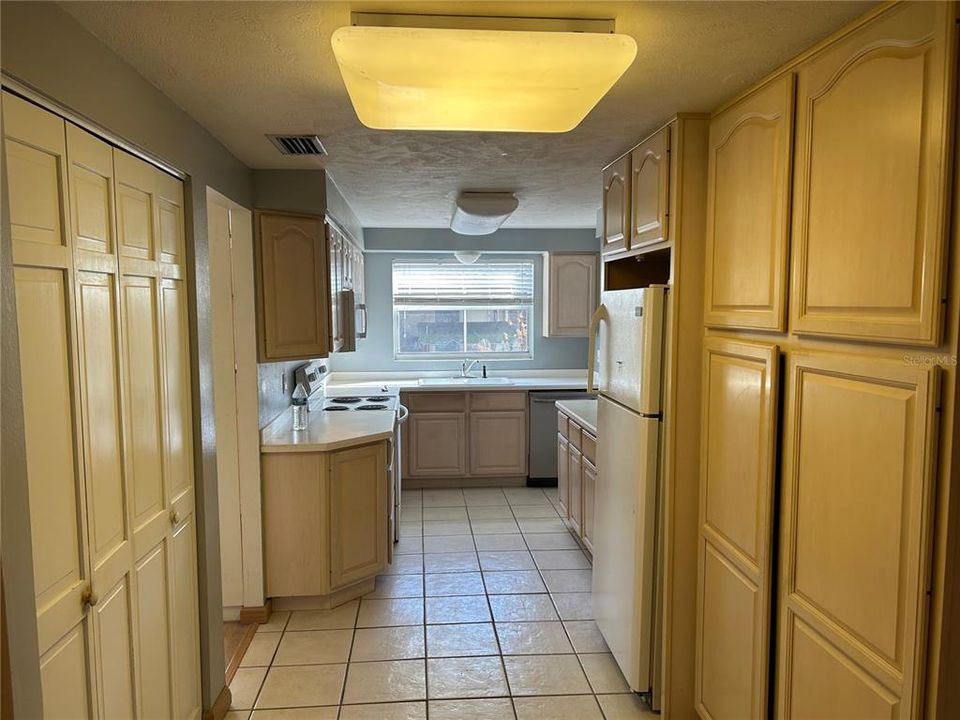 En Venta: $265,000 (4 camas, 2 baños, 1660 Pies cuadrados)