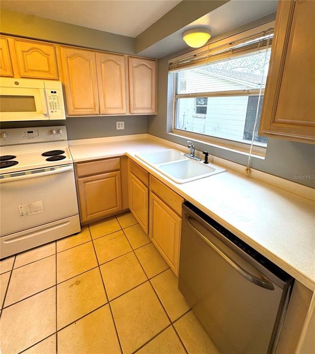 En Venta: $265,000 (4 camas, 2 baños, 1660 Pies cuadrados)
