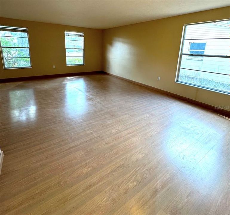 En Venta: $265,000 (4 camas, 2 baños, 1660 Pies cuadrados)