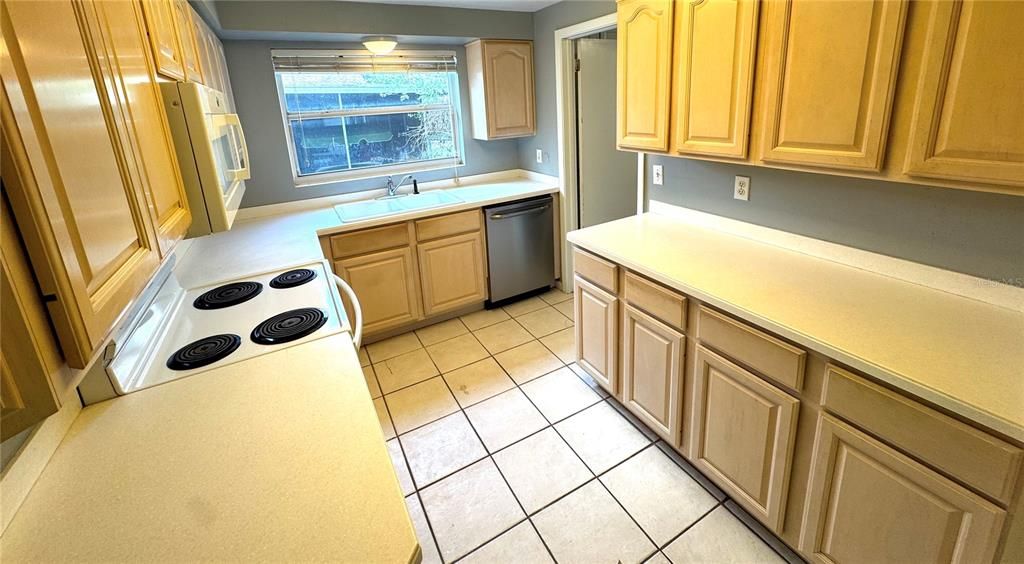 En Venta: $265,000 (4 camas, 2 baños, 1660 Pies cuadrados)