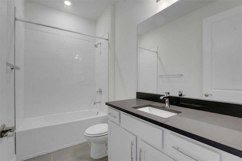 Activo con contrato: $614,990 (4 camas, 4 baños, 3099 Pies cuadrados)