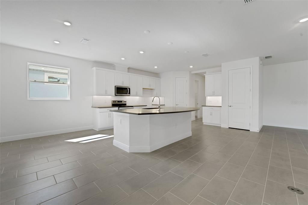 Activo con contrato: $614,990 (4 camas, 4 baños, 3099 Pies cuadrados)