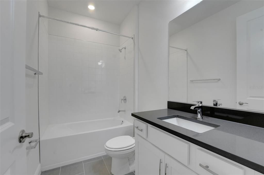 Activo con contrato: $614,990 (4 camas, 4 baños, 3099 Pies cuadrados)