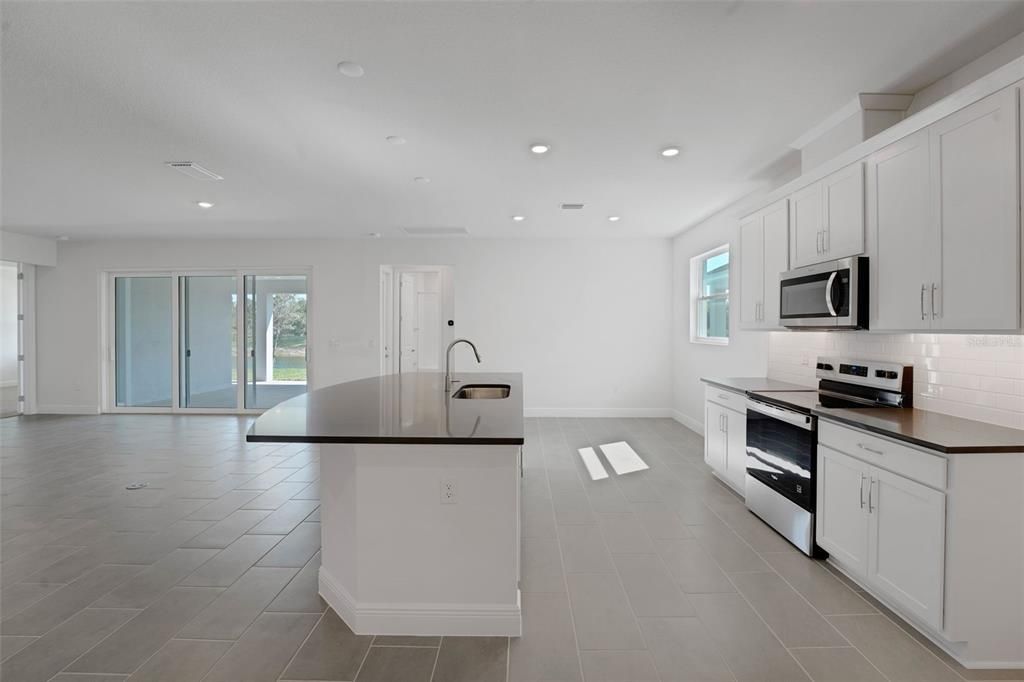 Activo con contrato: $614,990 (4 camas, 4 baños, 3099 Pies cuadrados)