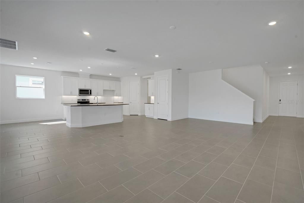 Activo con contrato: $614,990 (4 camas, 4 baños, 3099 Pies cuadrados)