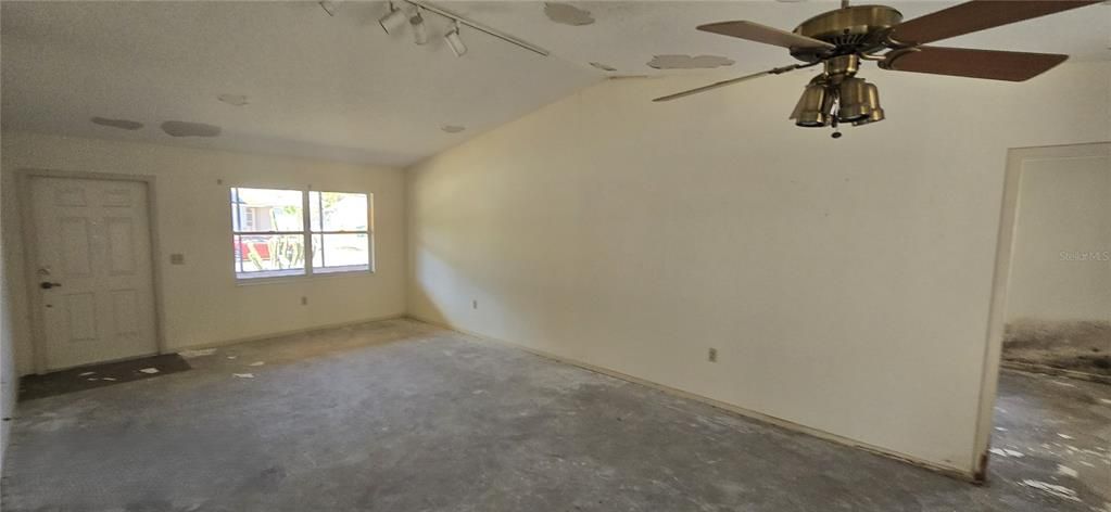 For Sale: $170,000 (2 beds, 2 baths, 1160 Square Feet)