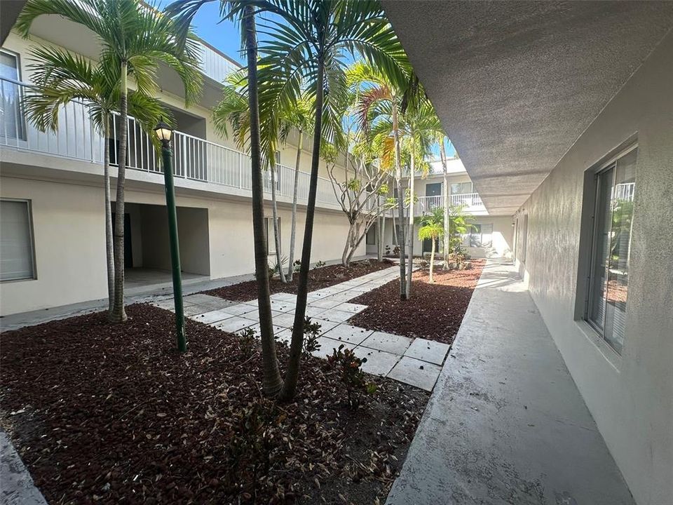 Active With Contract: $950 (1 beds, 1 baths, 650 Square Feet)