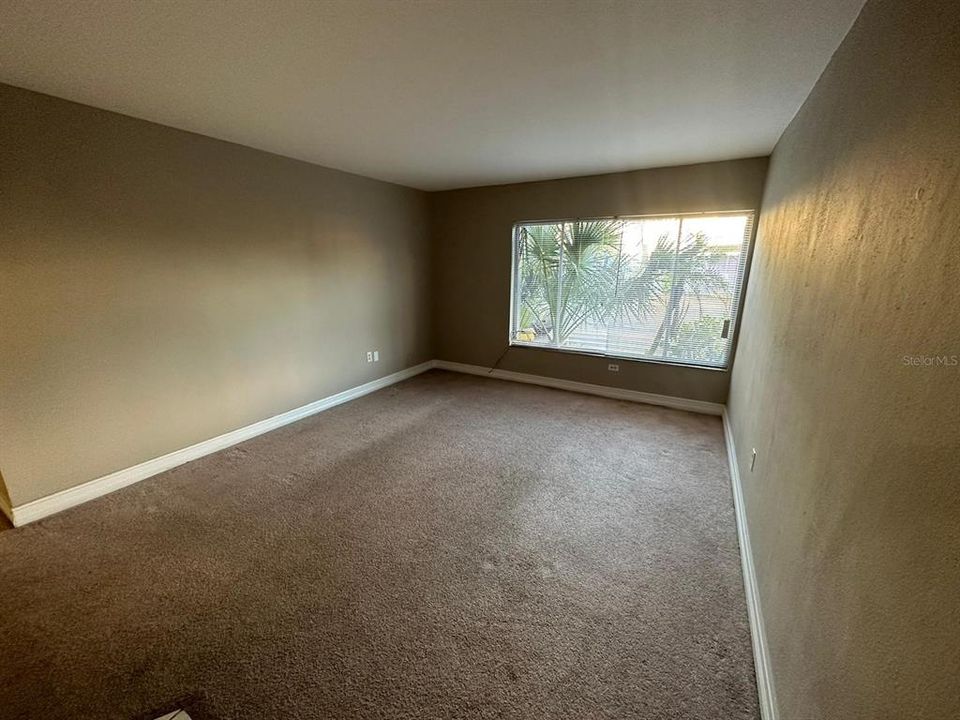 Active With Contract: $950 (1 beds, 1 baths, 650 Square Feet)