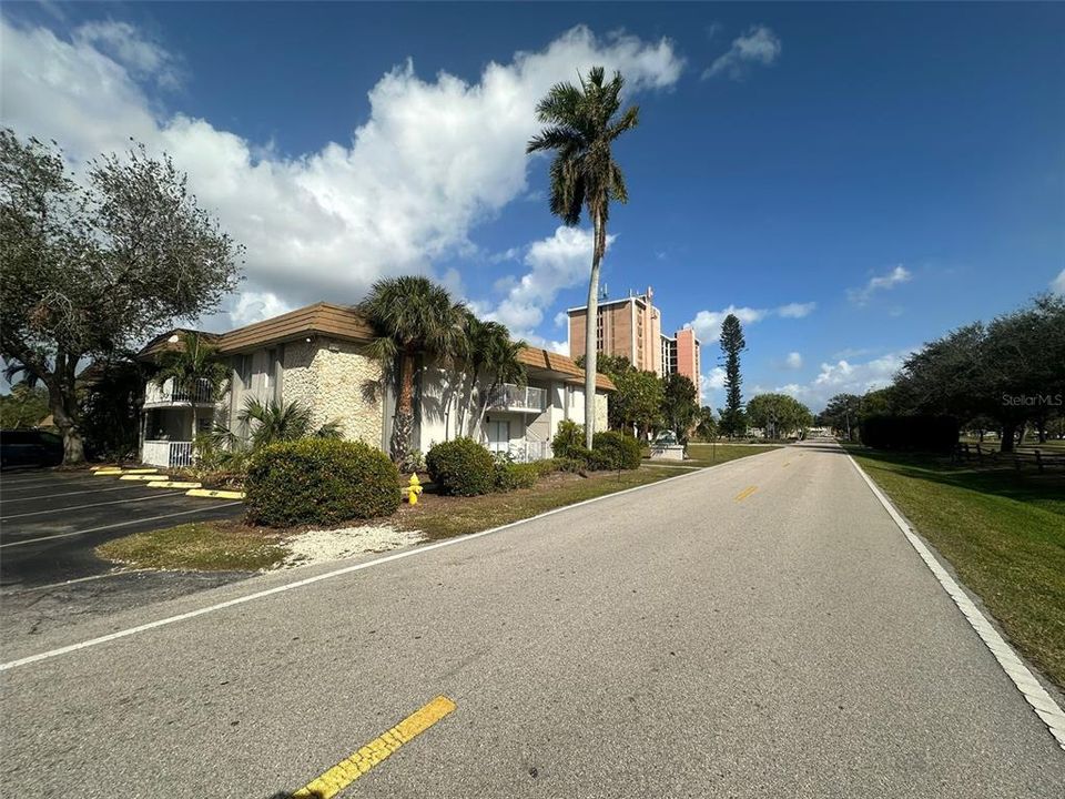 Active With Contract: $950 (1 beds, 1 baths, 650 Square Feet)