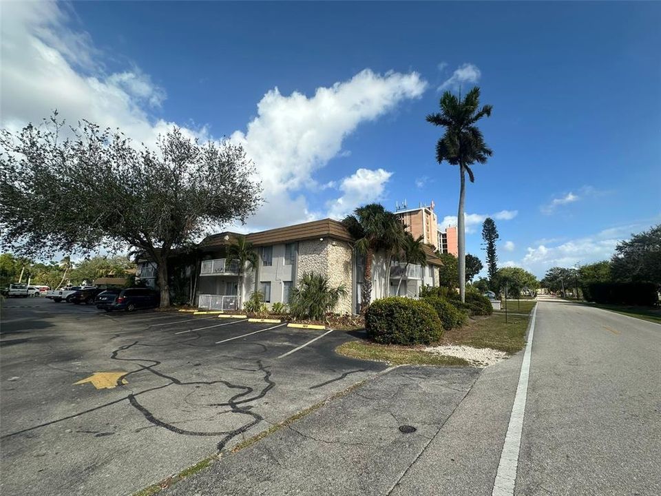 Active With Contract: $950 (1 beds, 1 baths, 650 Square Feet)