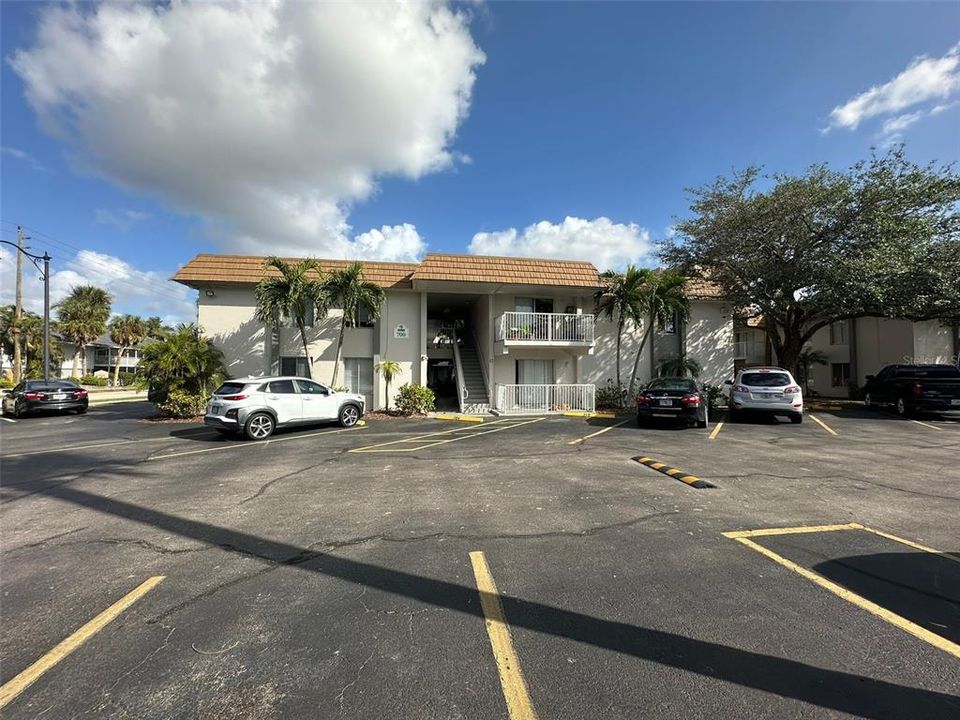 Active With Contract: $950 (1 beds, 1 baths, 650 Square Feet)