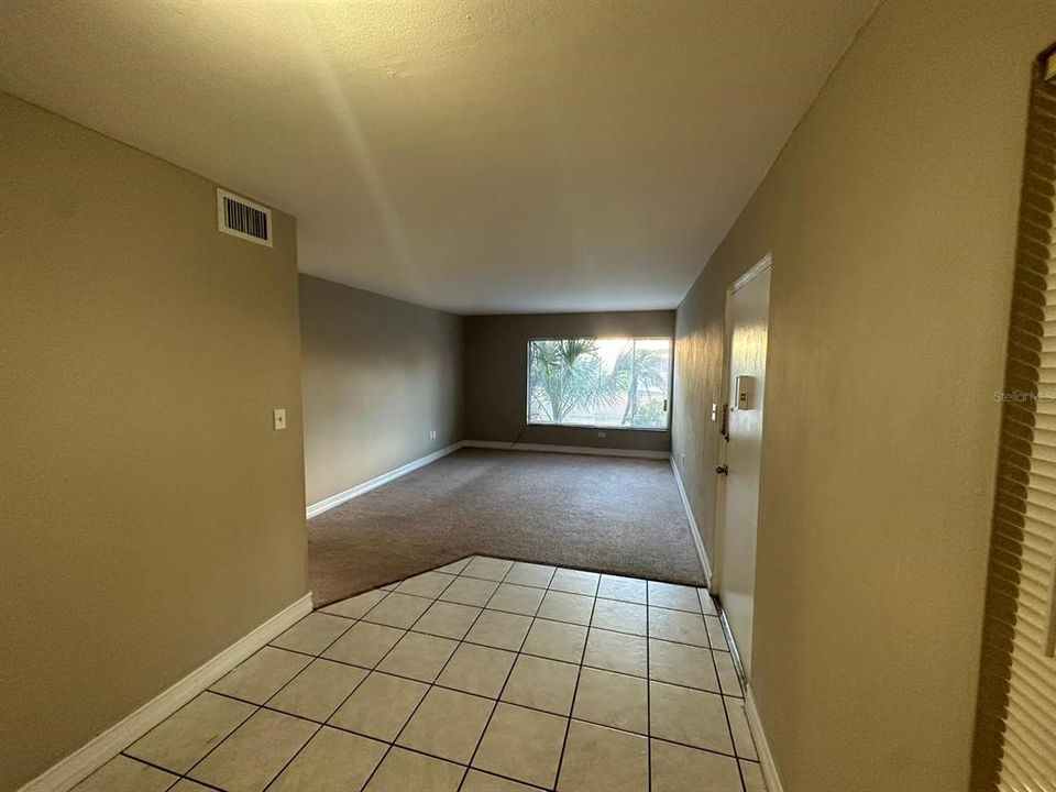 Active With Contract: $950 (1 beds, 1 baths, 650 Square Feet)