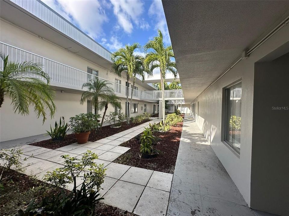 Active With Contract: $950 (1 beds, 1 baths, 650 Square Feet)
