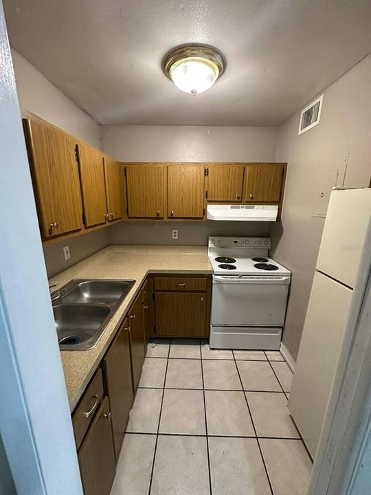 Active With Contract: $950 (1 beds, 1 baths, 650 Square Feet)