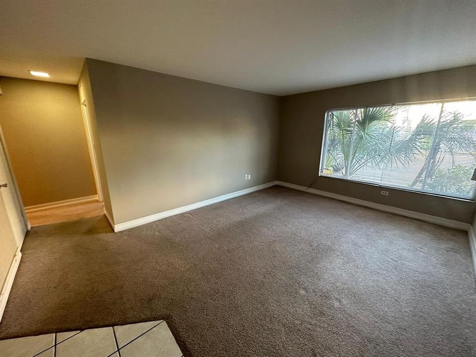 Active With Contract: $950 (1 beds, 1 baths, 650 Square Feet)