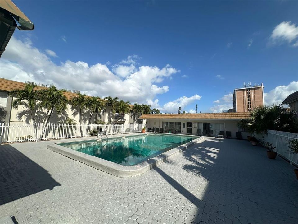 Active With Contract: $950 (1 beds, 1 baths, 650 Square Feet)