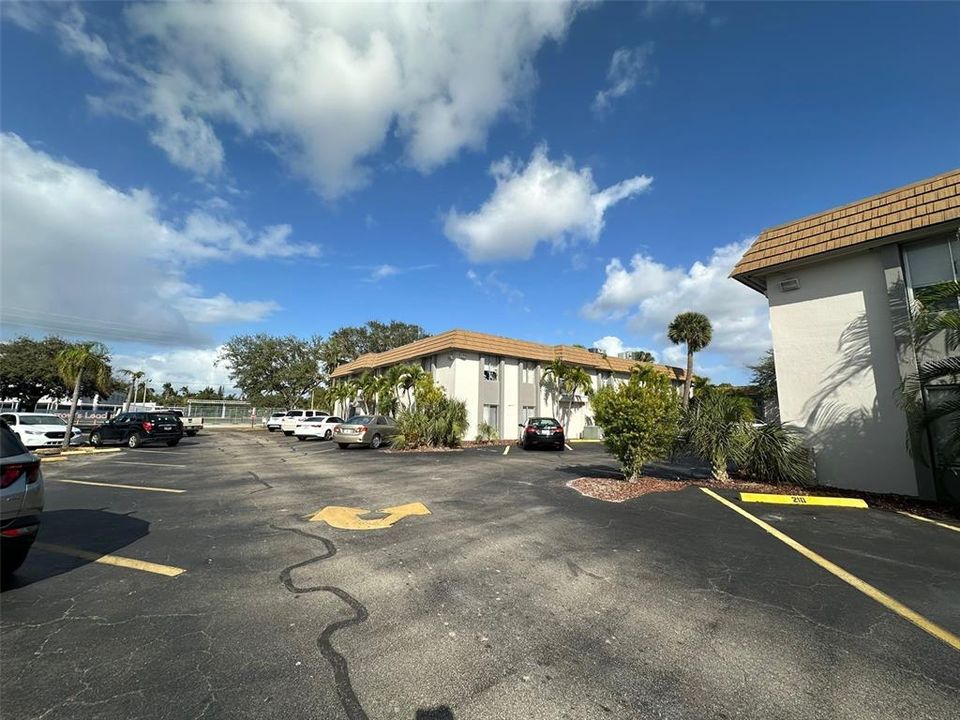 Active With Contract: $950 (1 beds, 1 baths, 650 Square Feet)