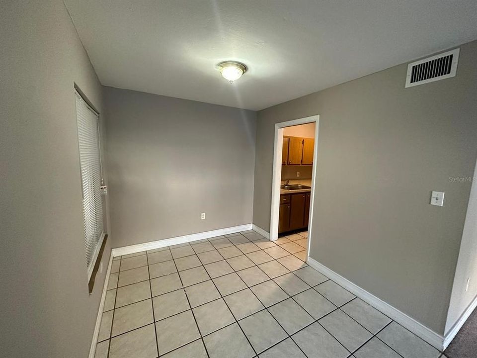 Active With Contract: $950 (1 beds, 1 baths, 650 Square Feet)