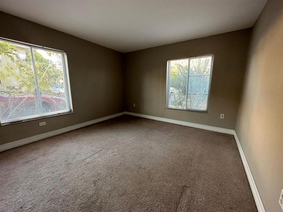 Active With Contract: $950 (1 beds, 1 baths, 650 Square Feet)