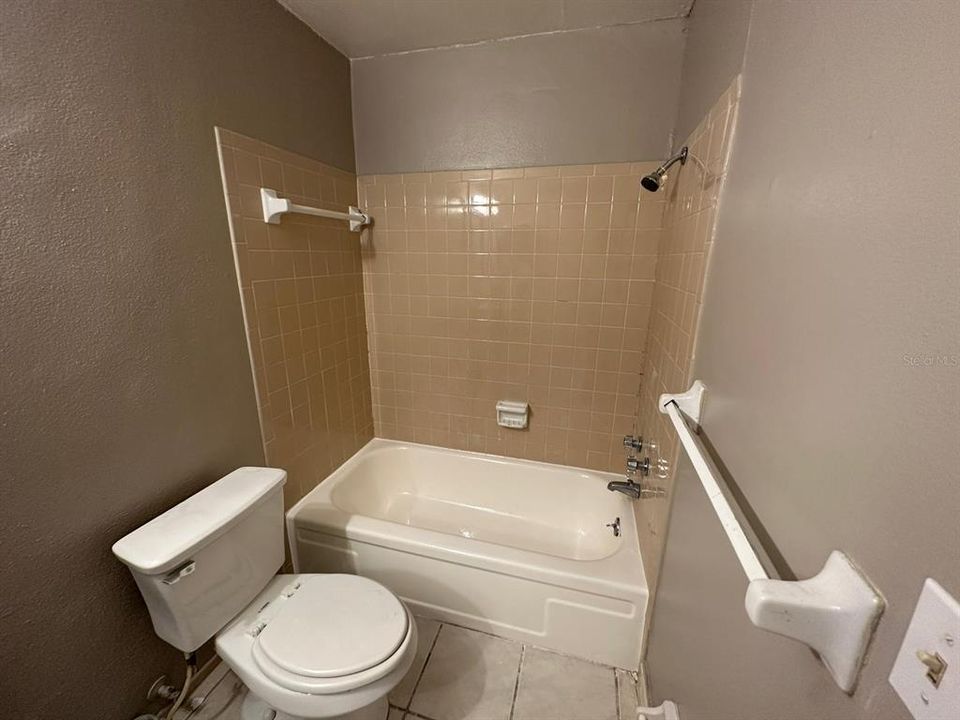 Active With Contract: $950 (1 beds, 1 baths, 650 Square Feet)