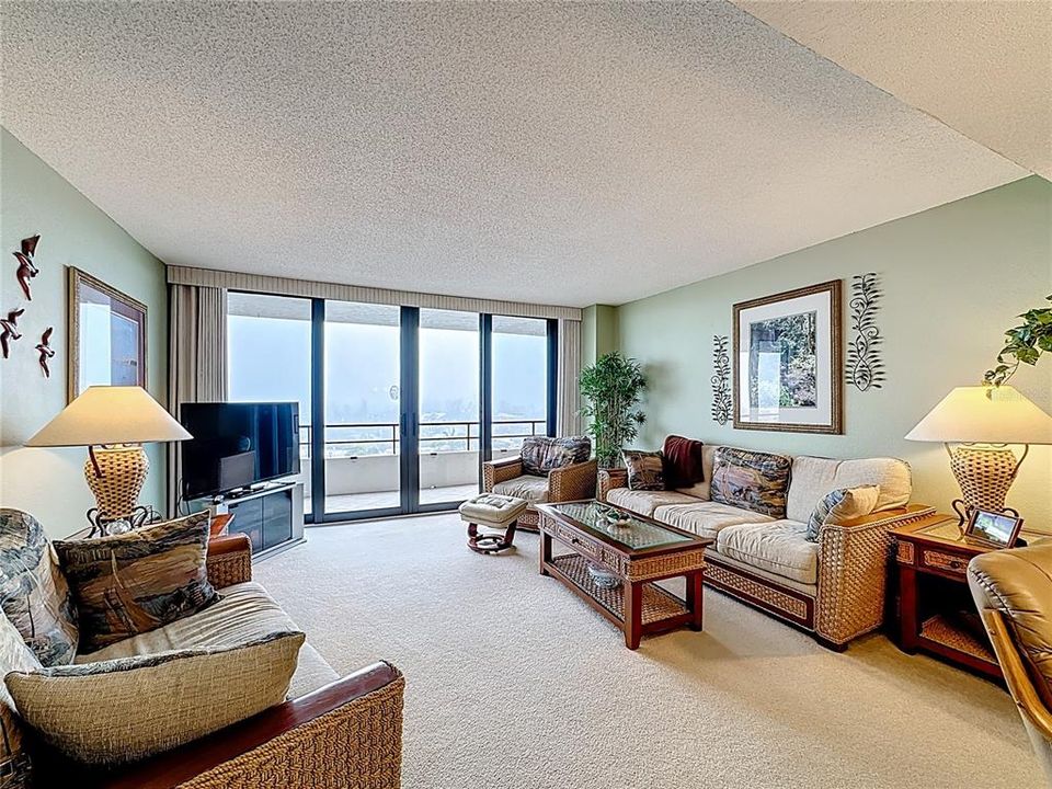 Active With Contract: $584,500 (2 beds, 2 baths, 1287 Square Feet)