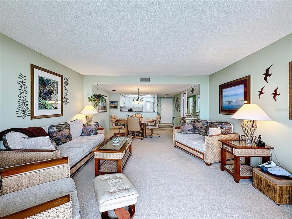 Active With Contract: $584,500 (2 beds, 2 baths, 1287 Square Feet)