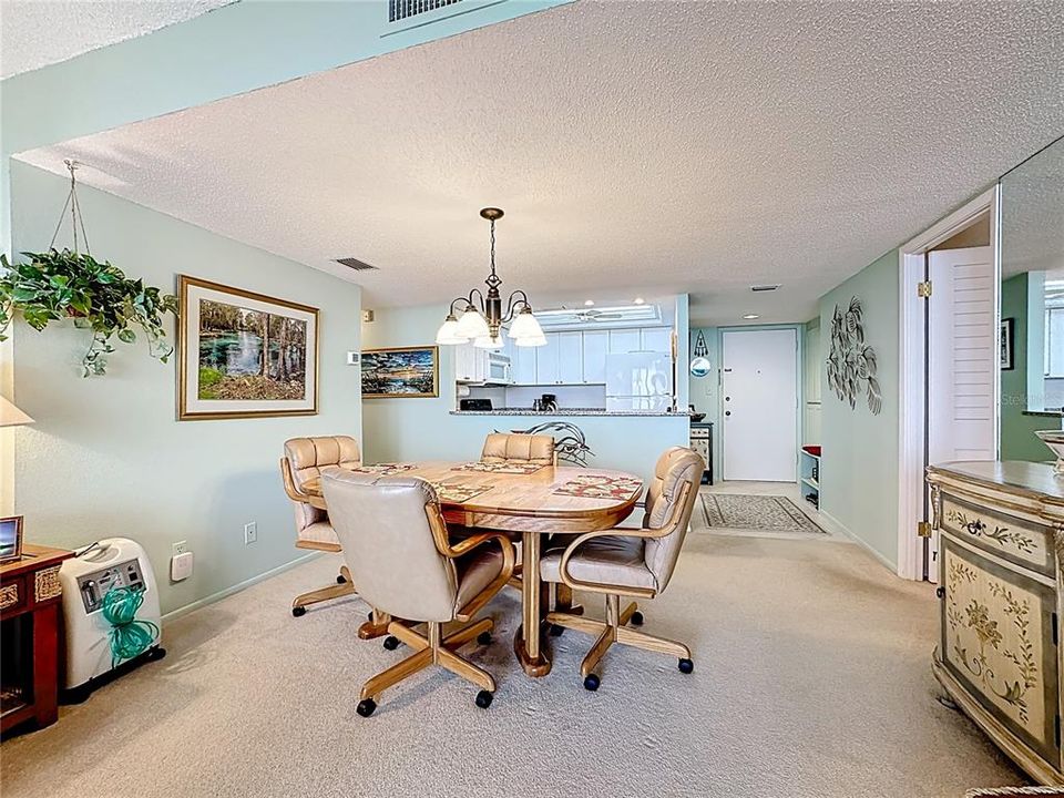 Active With Contract: $584,500 (2 beds, 2 baths, 1287 Square Feet)