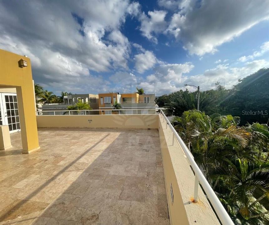 Active With Contract: $435,000 (4 beds, 4 baths, 3200 Square Feet)