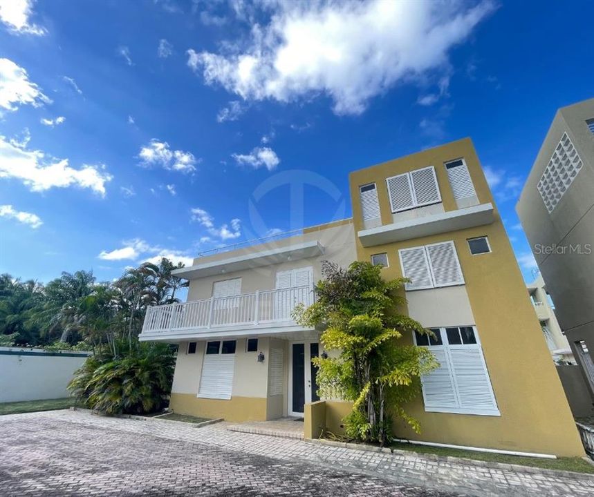 Active With Contract: $435,000 (4 beds, 4 baths, 3200 Square Feet)