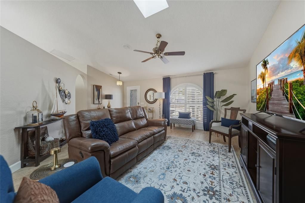 Activo con contrato: $849,900 (3 camas, 2 baños, 1986 Pies cuadrados)