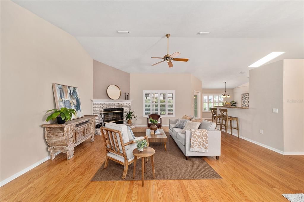 Под контрактом: $359,000 (3 спален, 2 ванн, 1991 Квадратных фут)