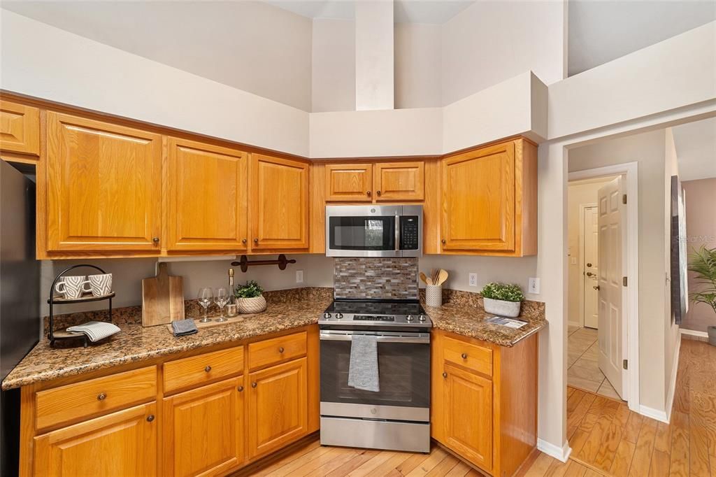 Под контрактом: $359,000 (3 спален, 2 ванн, 1991 Квадратных фут)