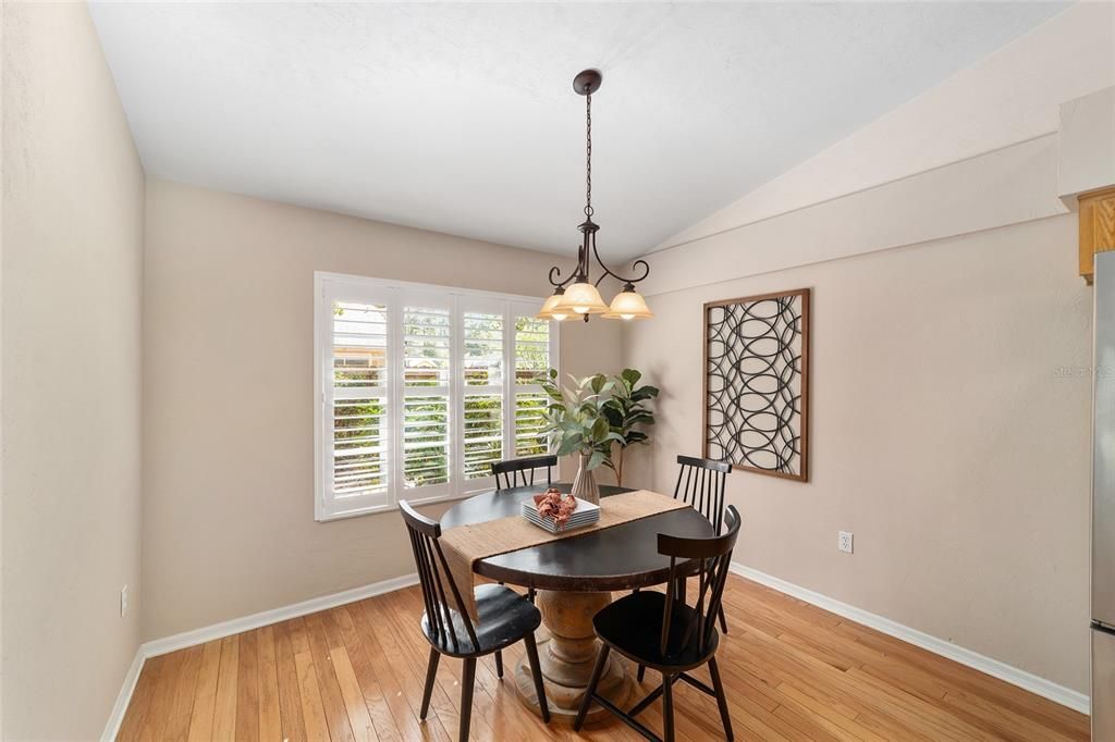 Под контрактом: $359,000 (3 спален, 2 ванн, 1991 Квадратных фут)